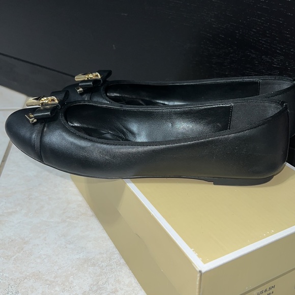 MICHAEL MICHAEL KORS
Alice Leather Ballet Flat - Picture 6 of 9